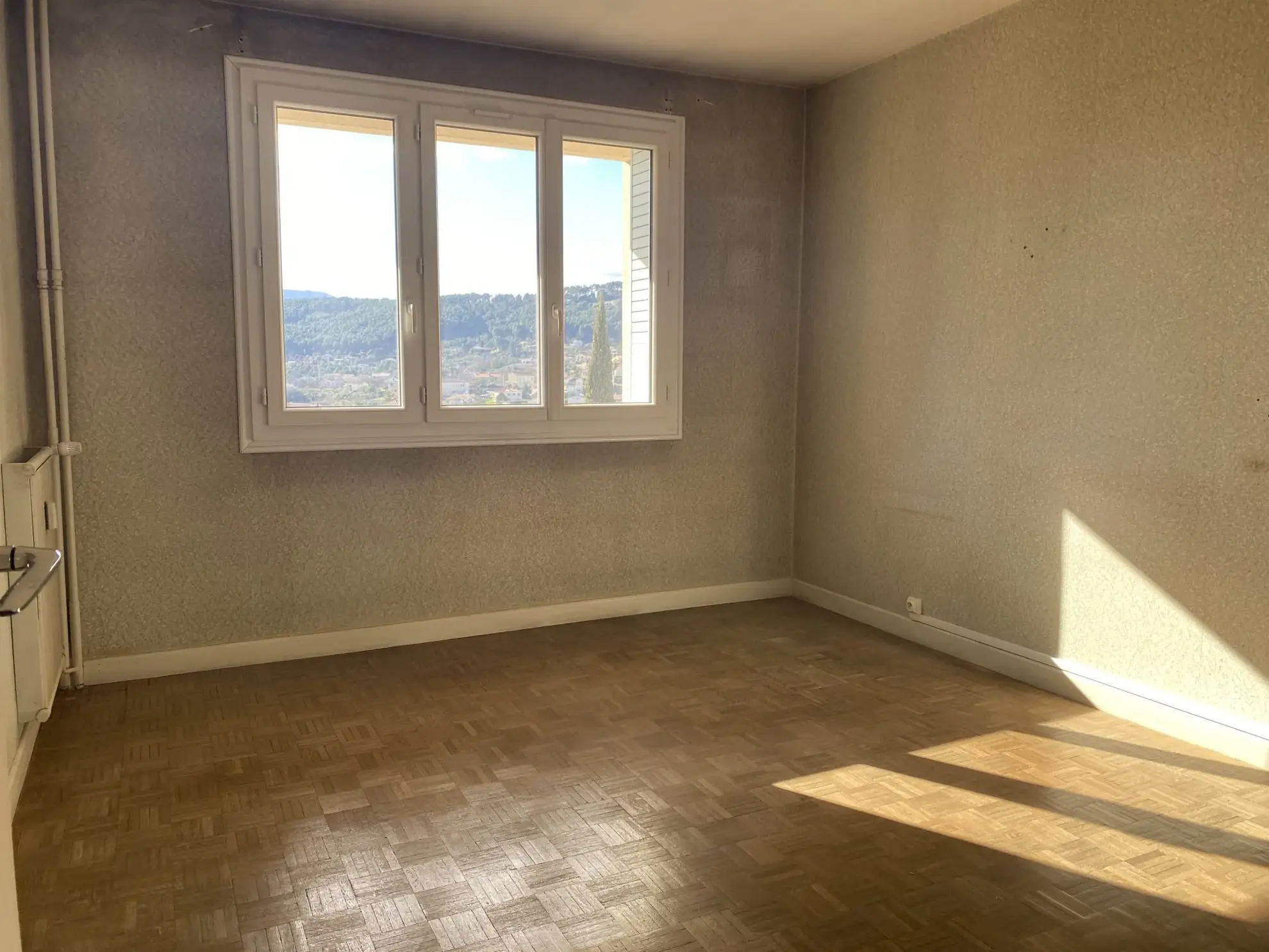 Appartement T3 traversant avec terrasse, parking privé et cave à Aubenas 