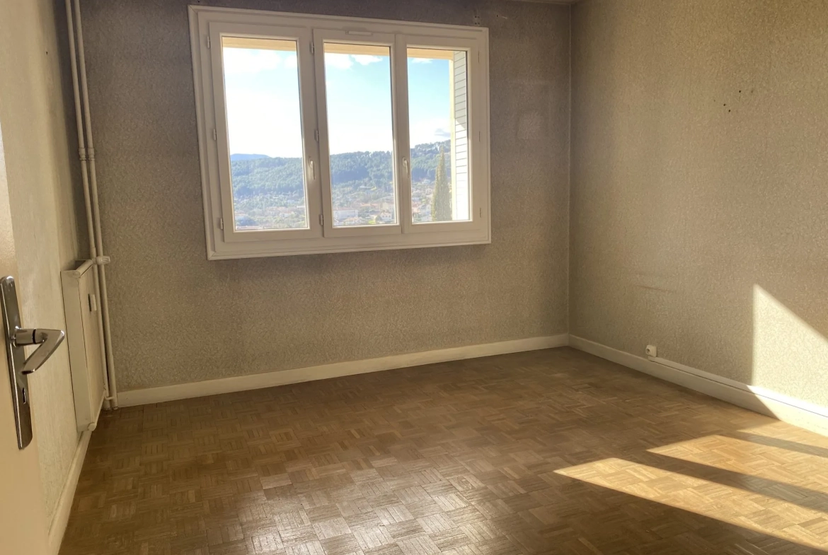 Appartement T3 traversant avec terrasse, parking privé et cave à Aubenas 