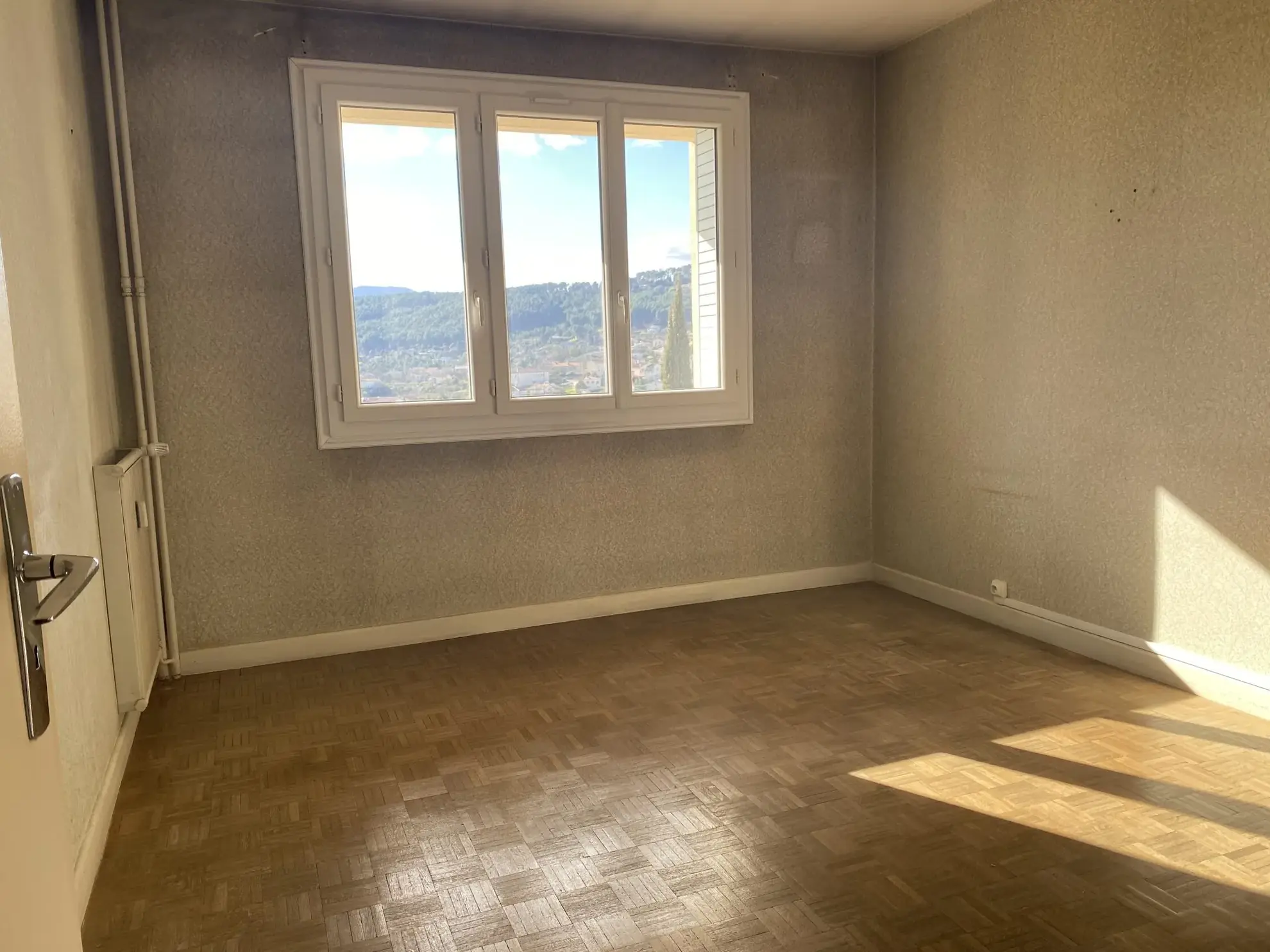 Appartement T3 traversant avec terrasse, parking privé et cave à Aubenas 