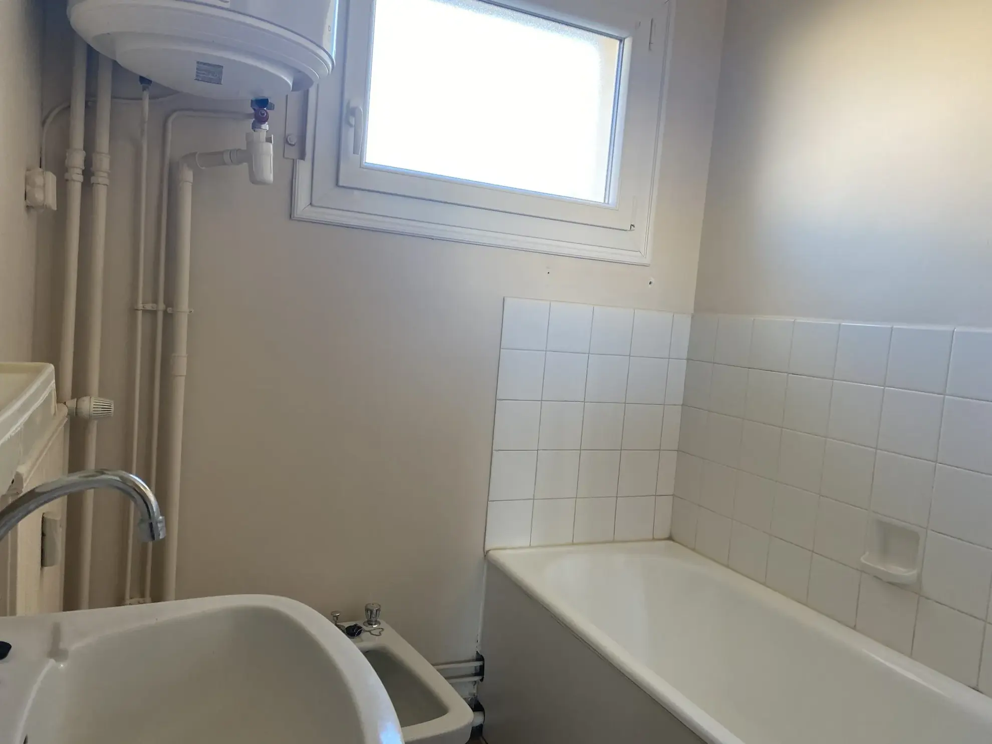 Appartement T3 traversant avec terrasse, parking privé et cave à Aubenas 