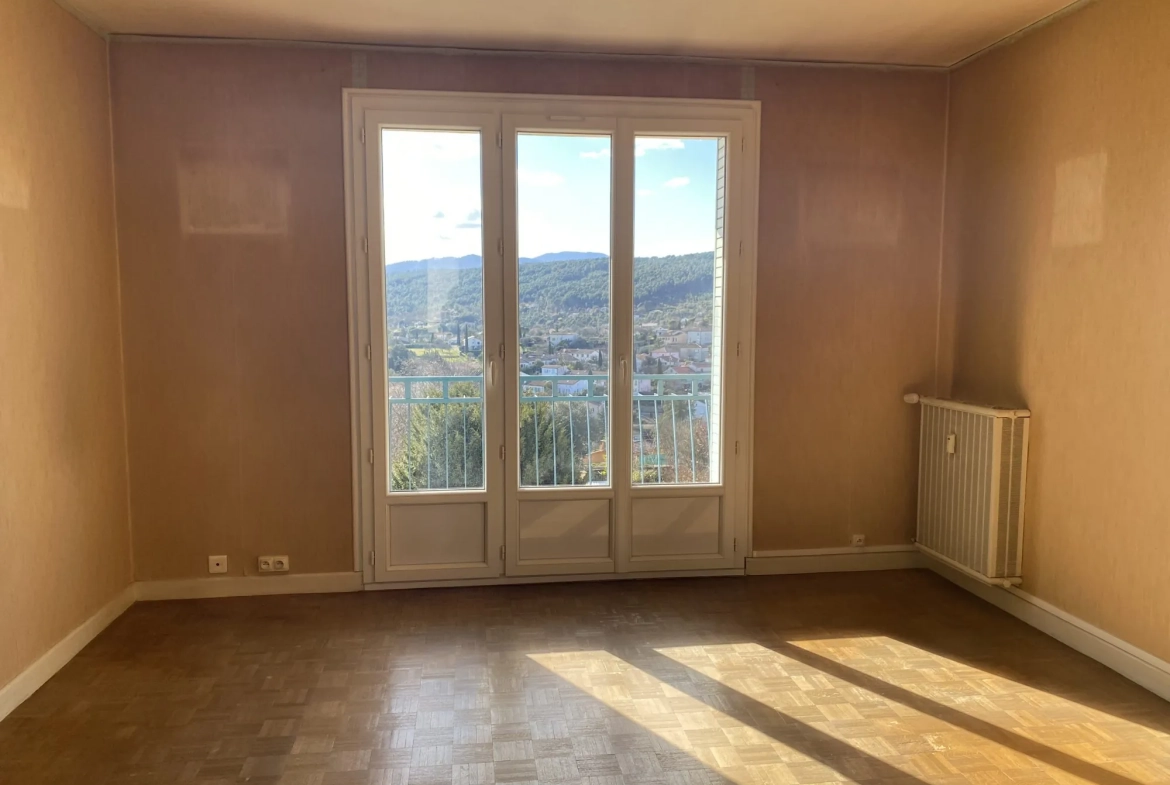 Appartement T3 traversant avec terrasse, parking privé et cave à Aubenas 