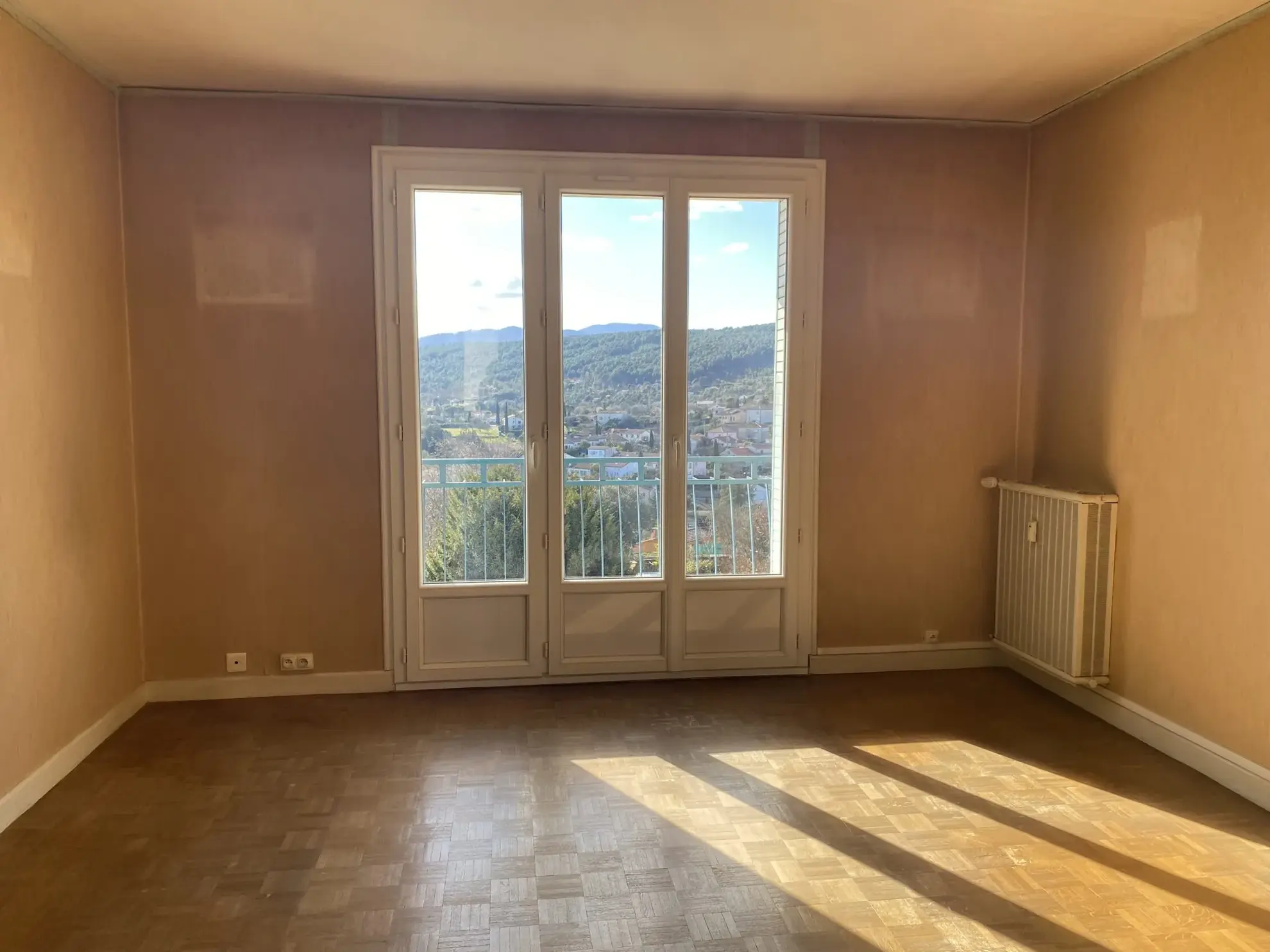 Appartement T3 traversant avec terrasse, parking privé et cave à Aubenas 