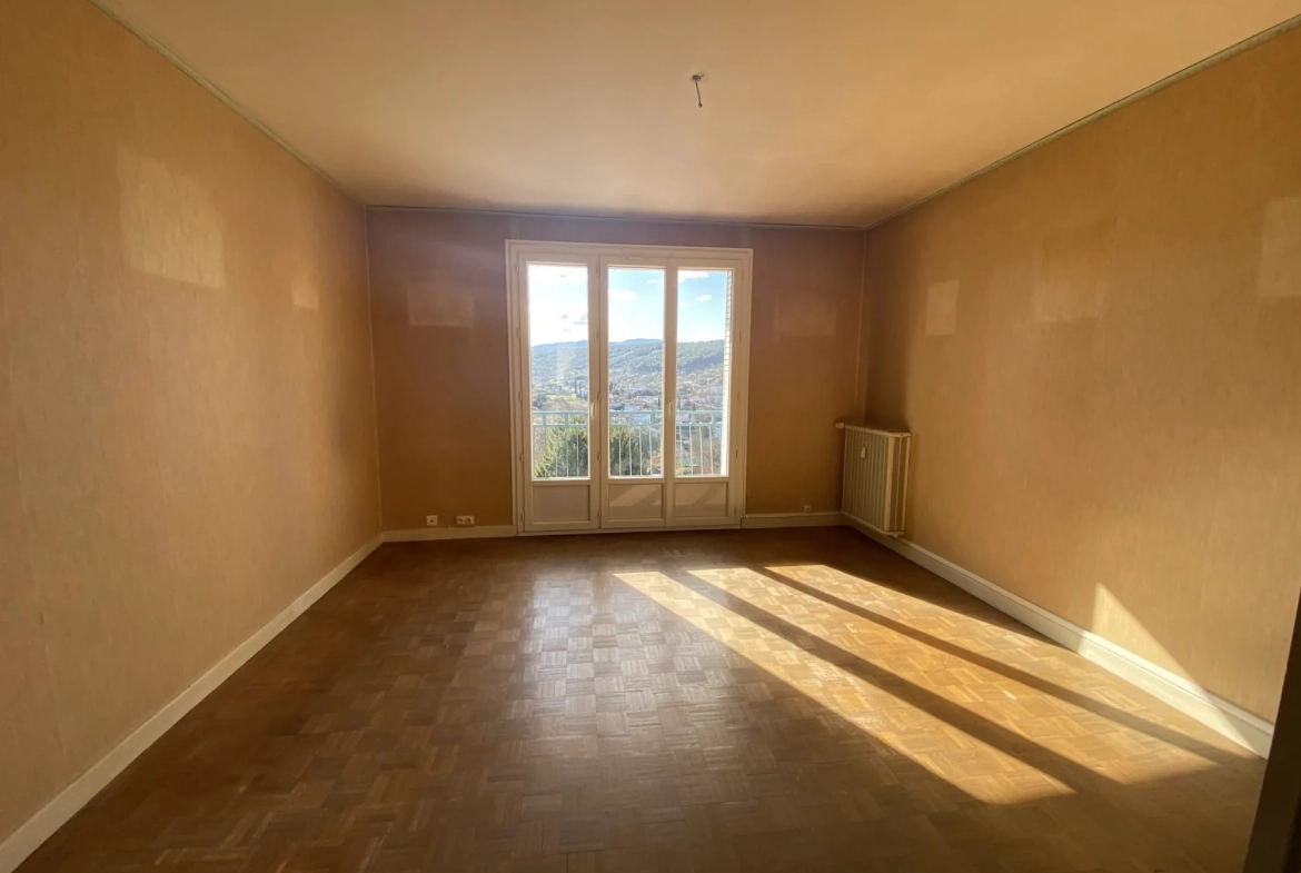 Appartement T3 traversant avec terrasse, parking privé et cave à Aubenas 
