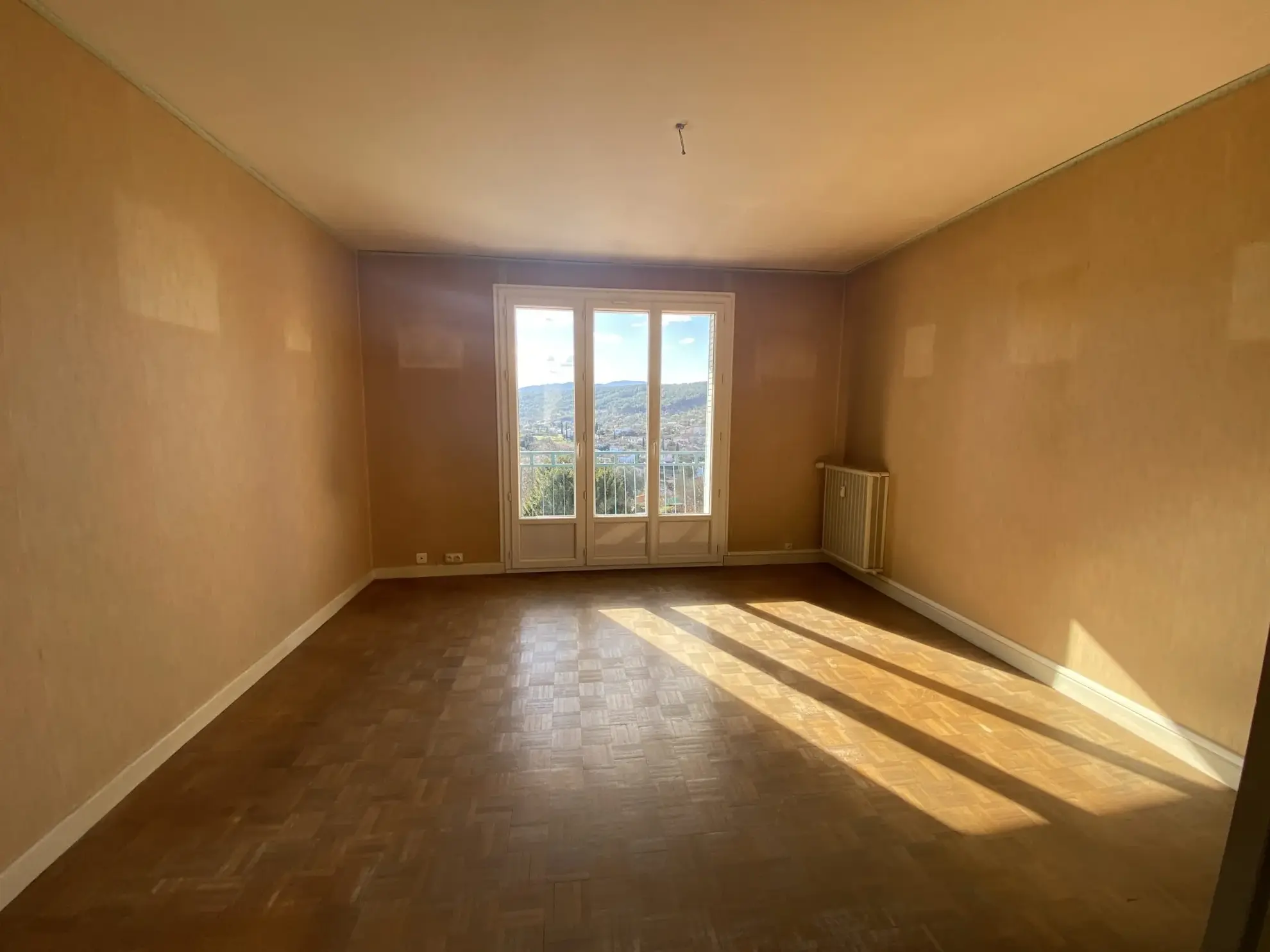 Appartement T3 traversant avec terrasse, parking privé et cave à Aubenas 