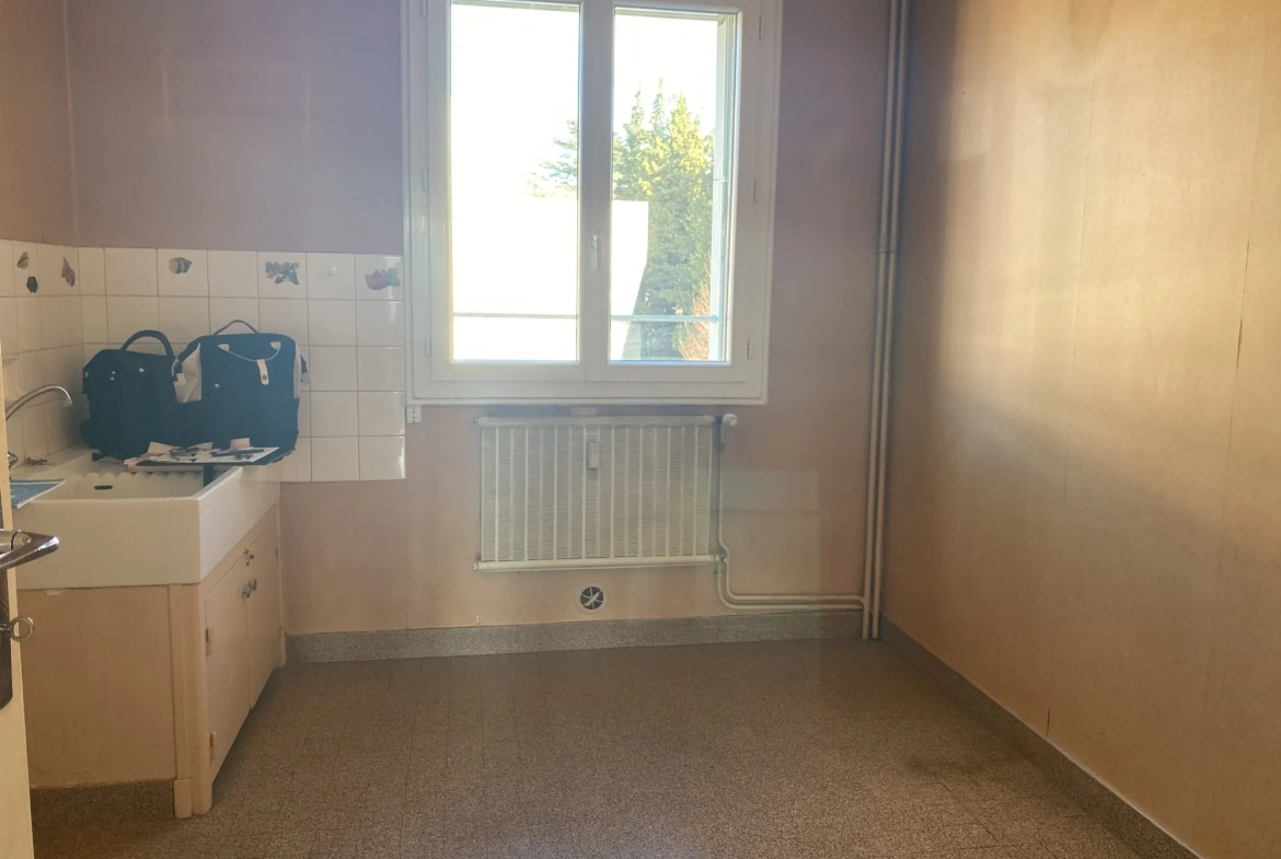 Appartement T3 traversant avec terrasse, parking privé et cave à Aubenas 