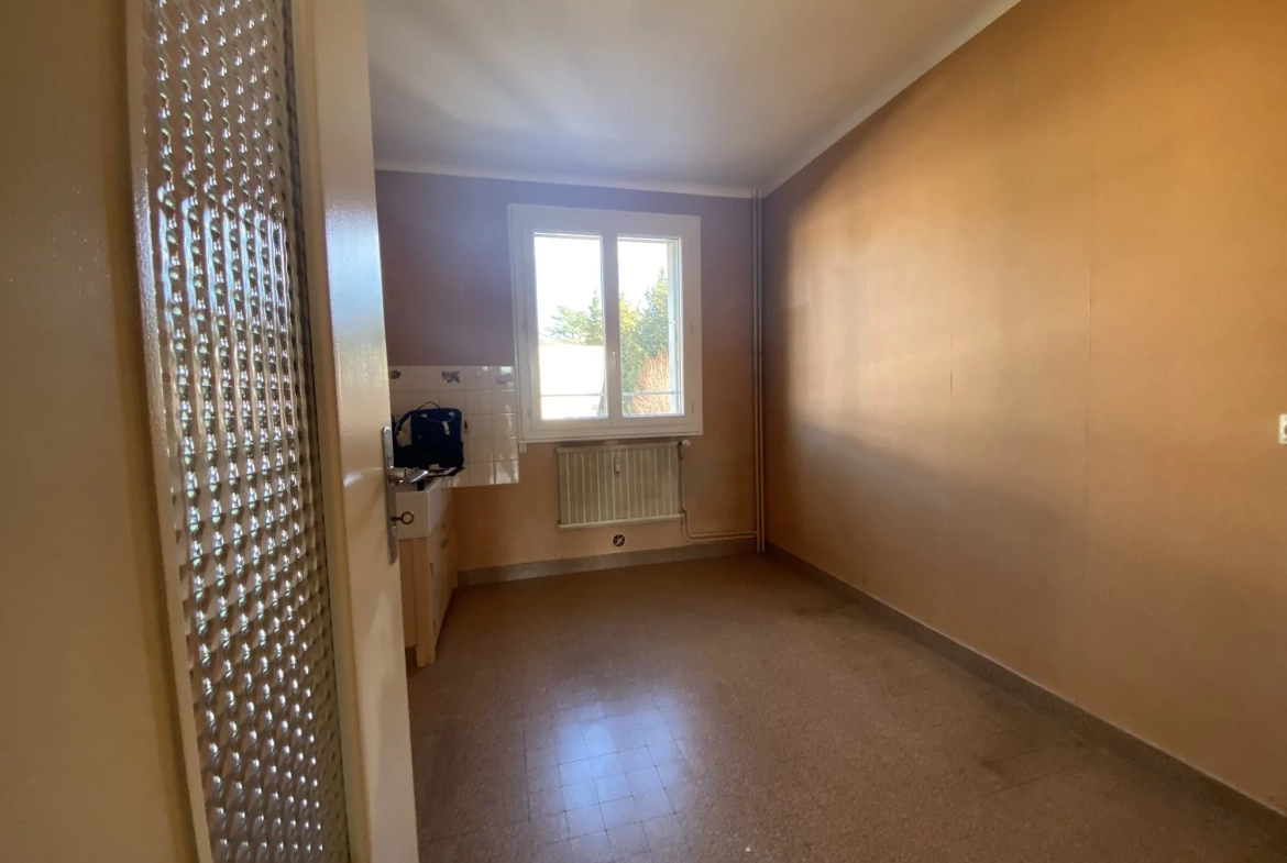Appartement T3 traversant avec terrasse, parking privé et cave à Aubenas 