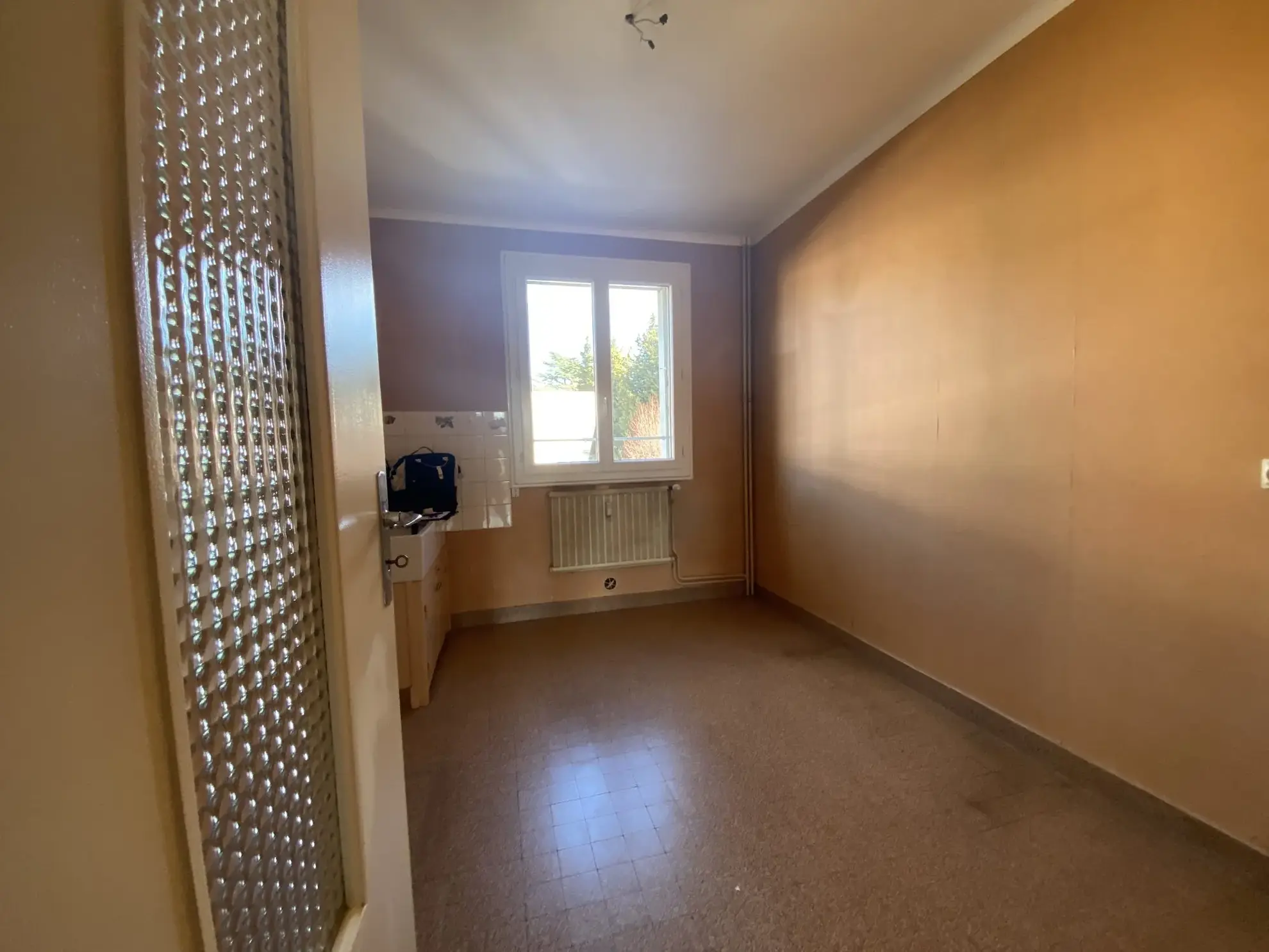 Appartement T3 traversant avec terrasse, parking privé et cave à Aubenas 