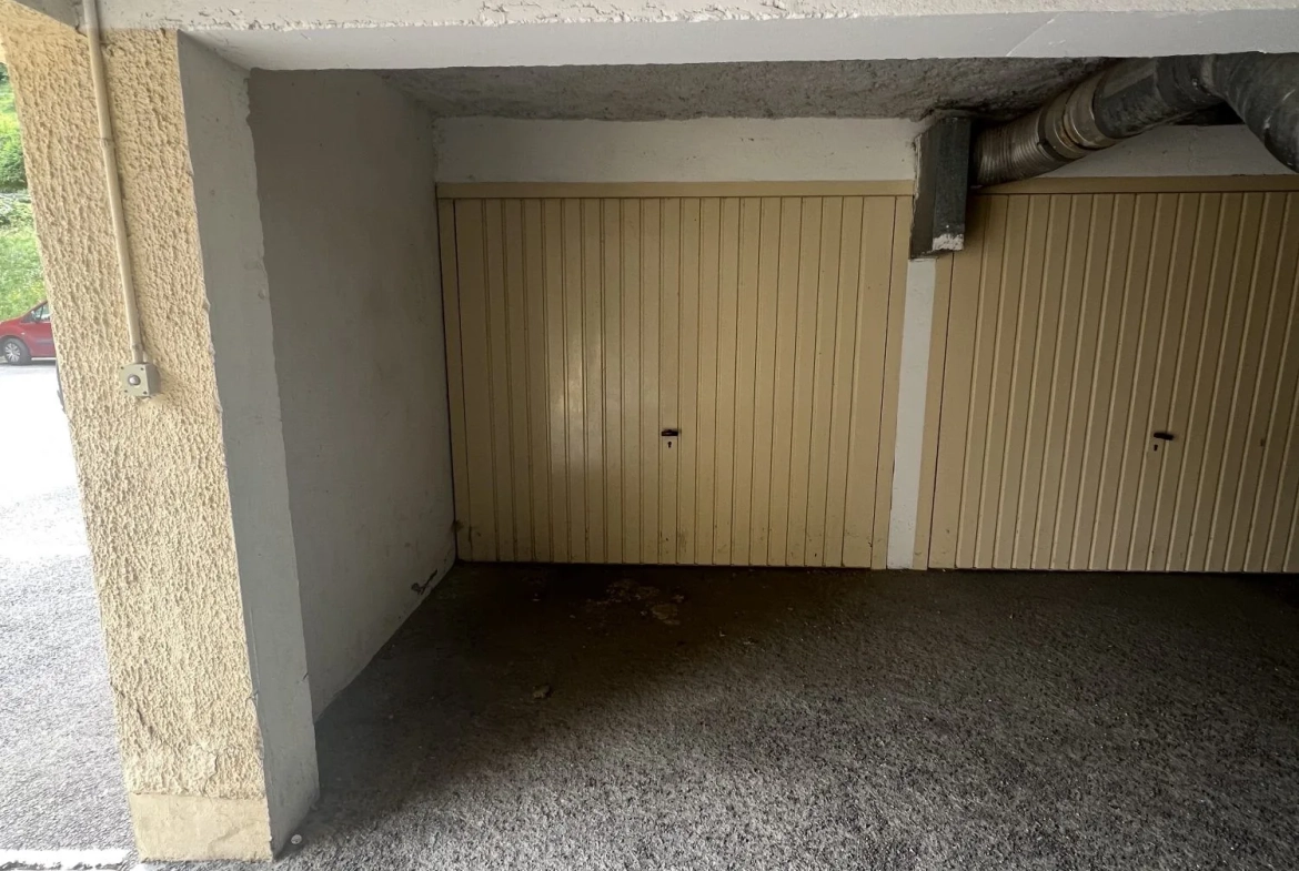 Garage fermé à vendre à Saint-Lary-Soulan - Idéal pour stationnement ou stockage 