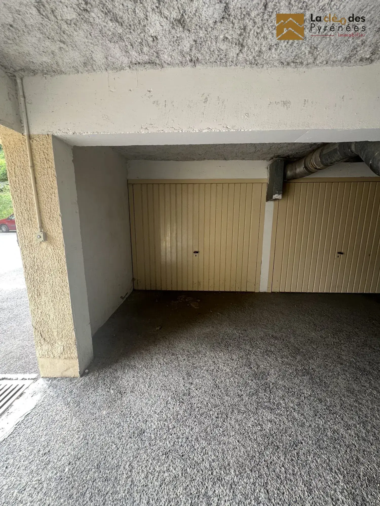 Garage fermé à vendre à Saint-Lary-Soulan - Idéal pour stationnement ou stockage 