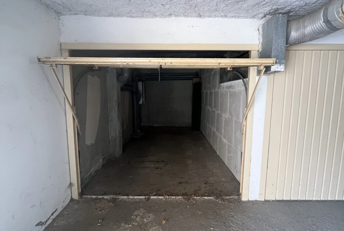 Garage fermé à vendre à Saint-Lary-Soulan - Idéal pour stationnement ou stockage 