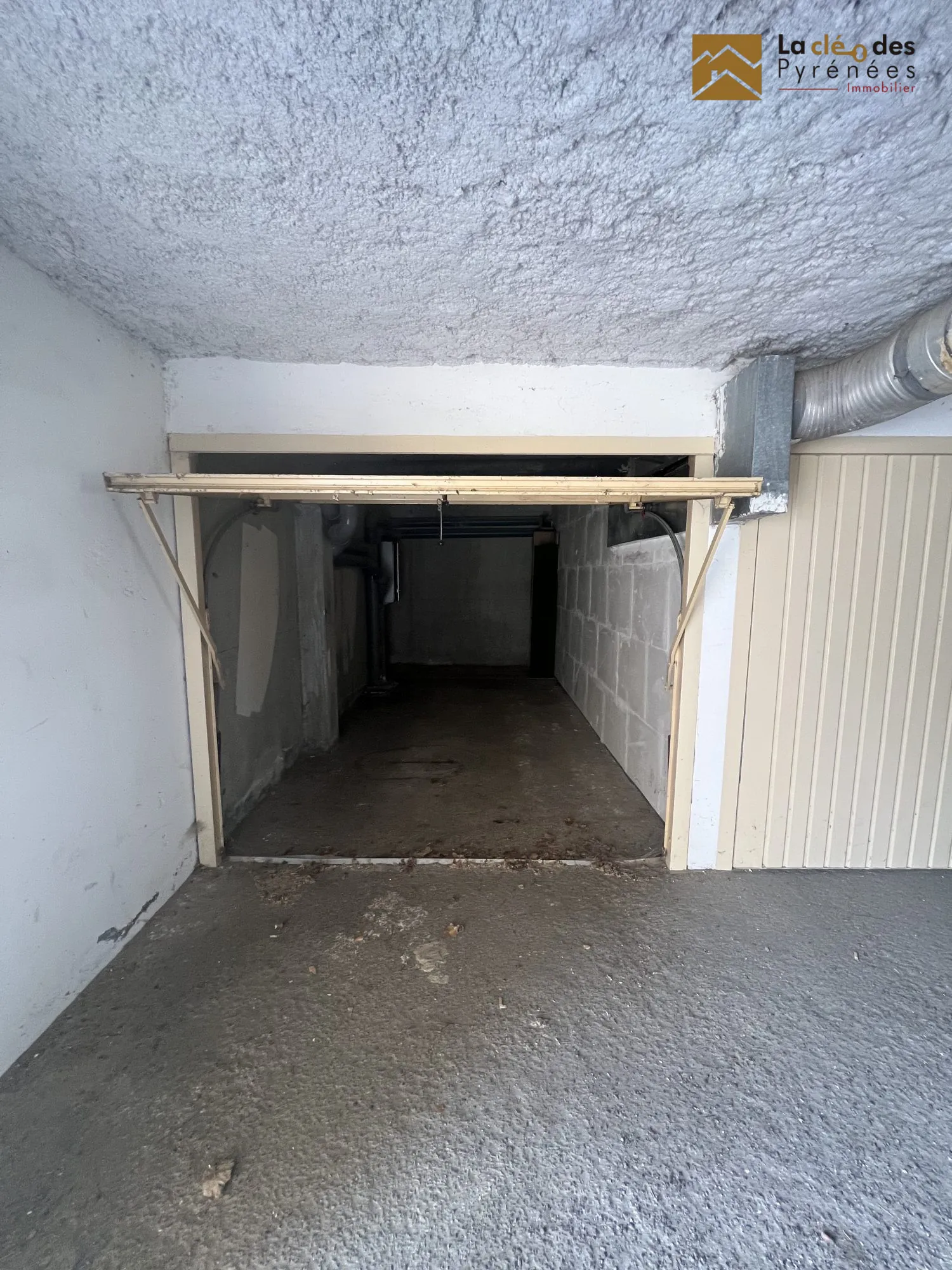 Garage fermé à vendre à Saint-Lary-Soulan - Idéal pour stationnement ou stockage 