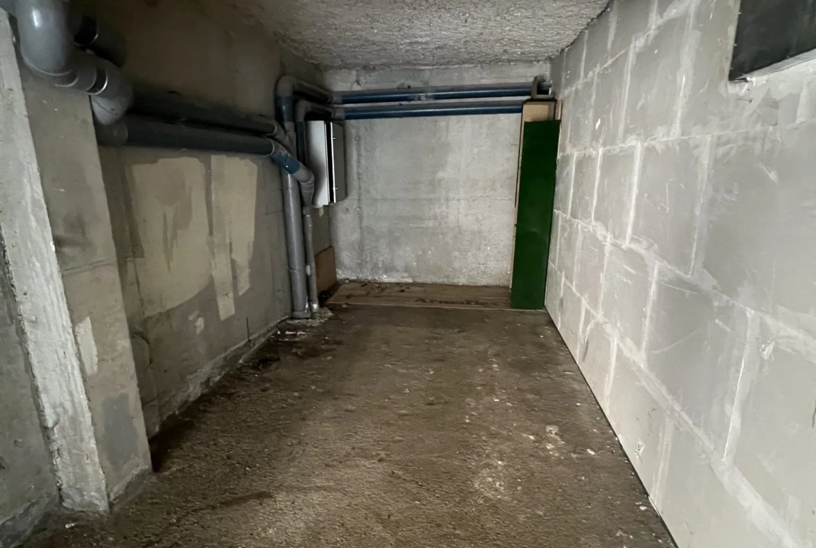 Garage fermé à vendre à Saint-Lary-Soulan - Idéal pour stationnement ou stockage 