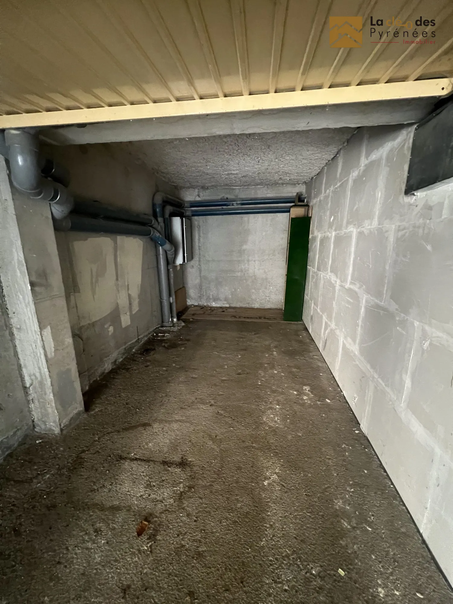 Garage fermé à vendre à Saint-Lary-Soulan - Idéal pour stationnement ou stockage 