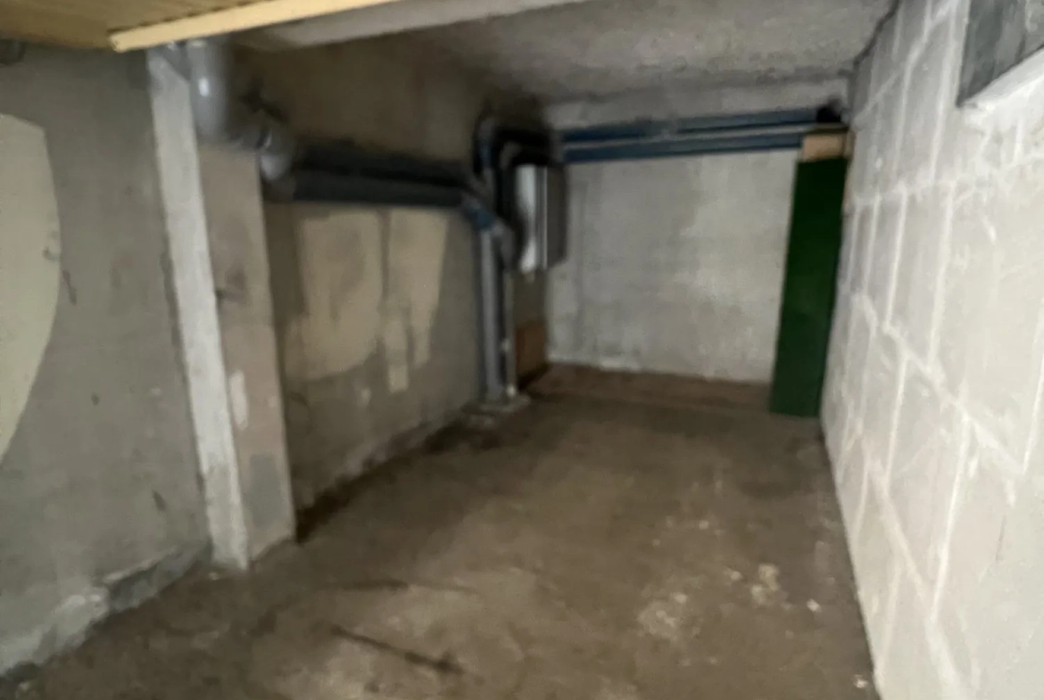 Garage fermé à vendre à Saint-Lary-Soulan - Idéal pour stationnement ou stockage 