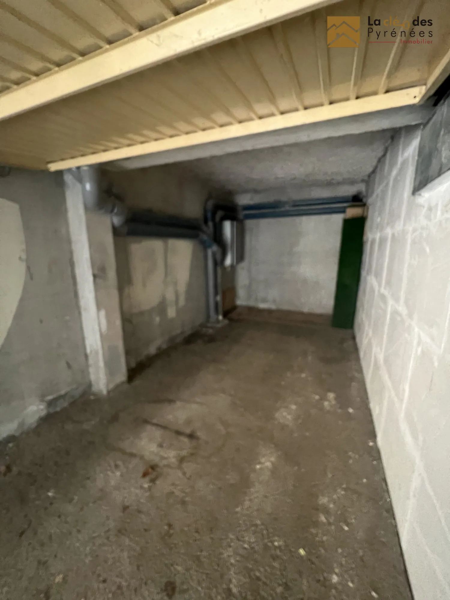 Garage fermé à vendre à Saint-Lary-Soulan - Idéal pour stationnement ou stockage 