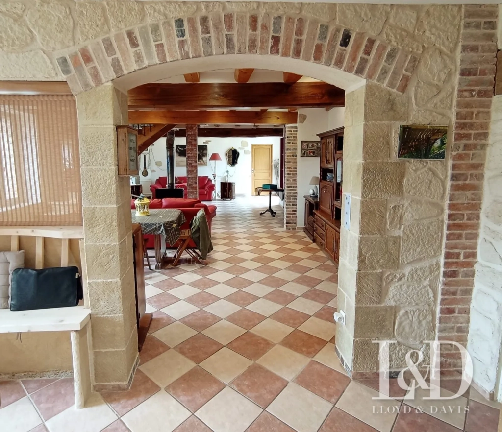 Longère de 150m² avec jardin à Sens - Charme et Possibilités de Rénovation