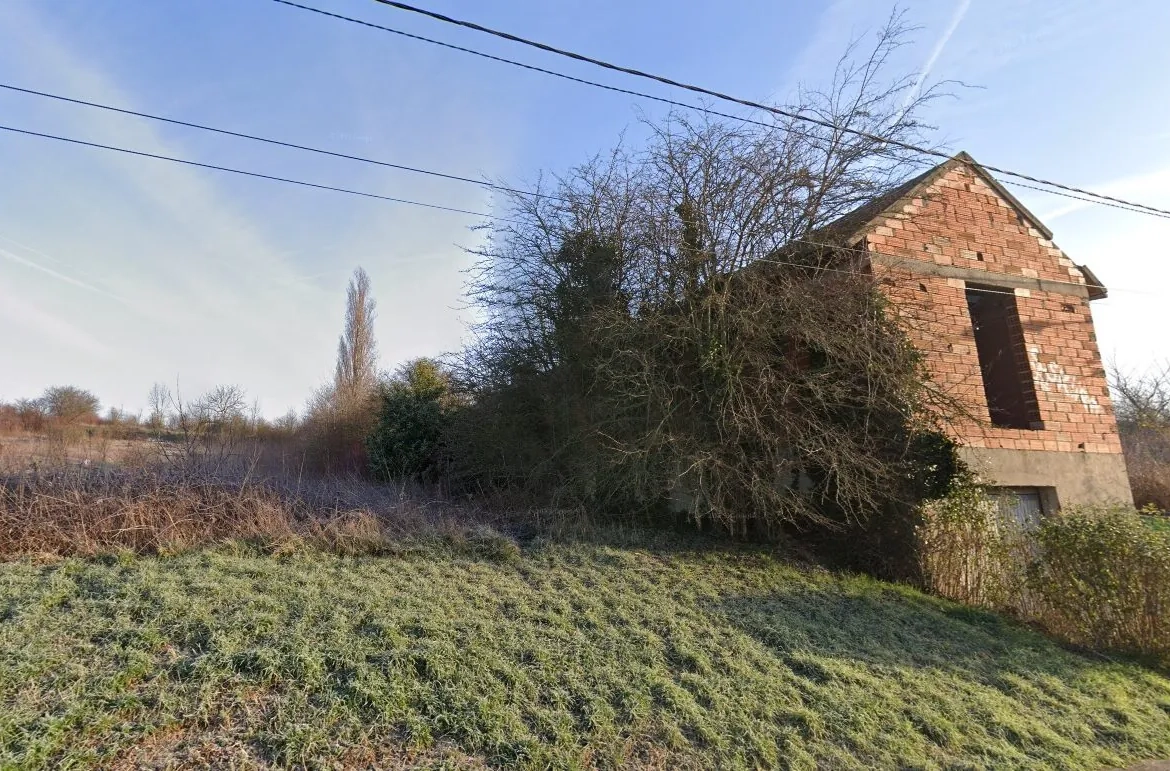 Terrain de 790 m² avec bâtisse en cours de construction à Le Thillay - Gros travaux à prévoir 