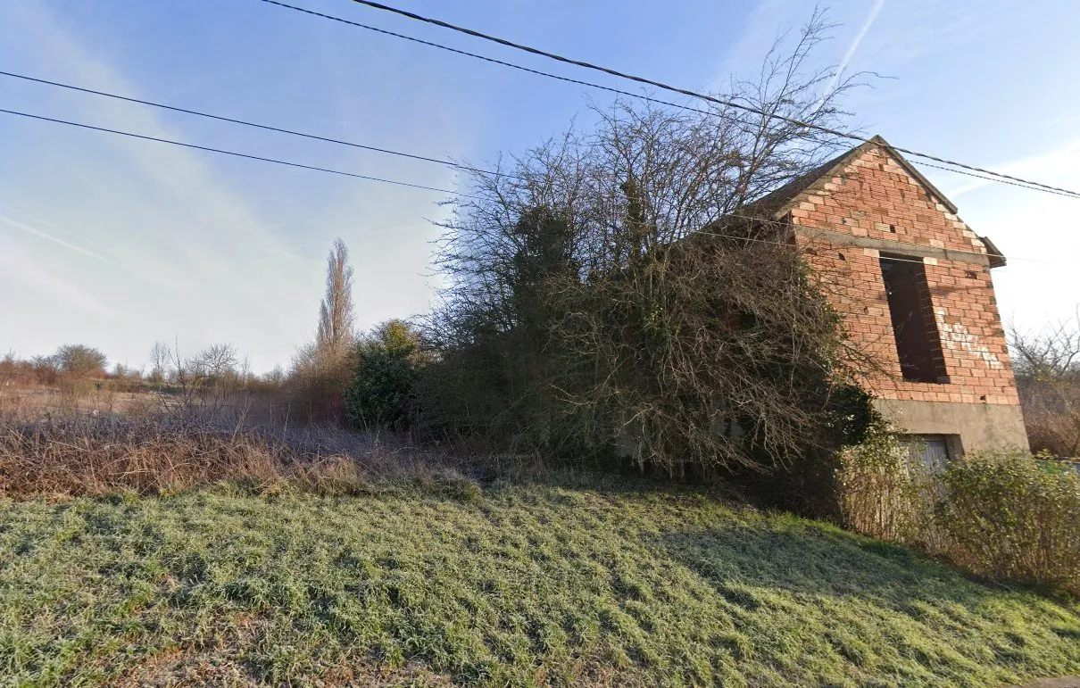 Terrain de 790 m² avec bâtisse en cours de construction à Le Thillay - Gros travaux à prévoir 