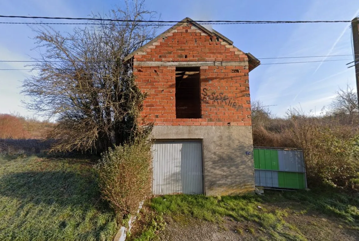 Terrain de 790 m² avec bâtisse en cours de construction à Le Thillay - Gros travaux à prévoir 