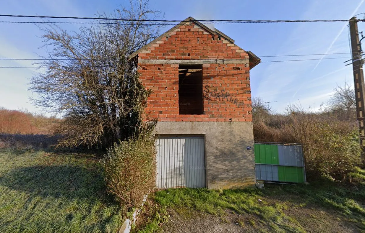 Terrain de 790 m² avec bâtisse en cours de construction à Le Thillay - Gros travaux à prévoir 