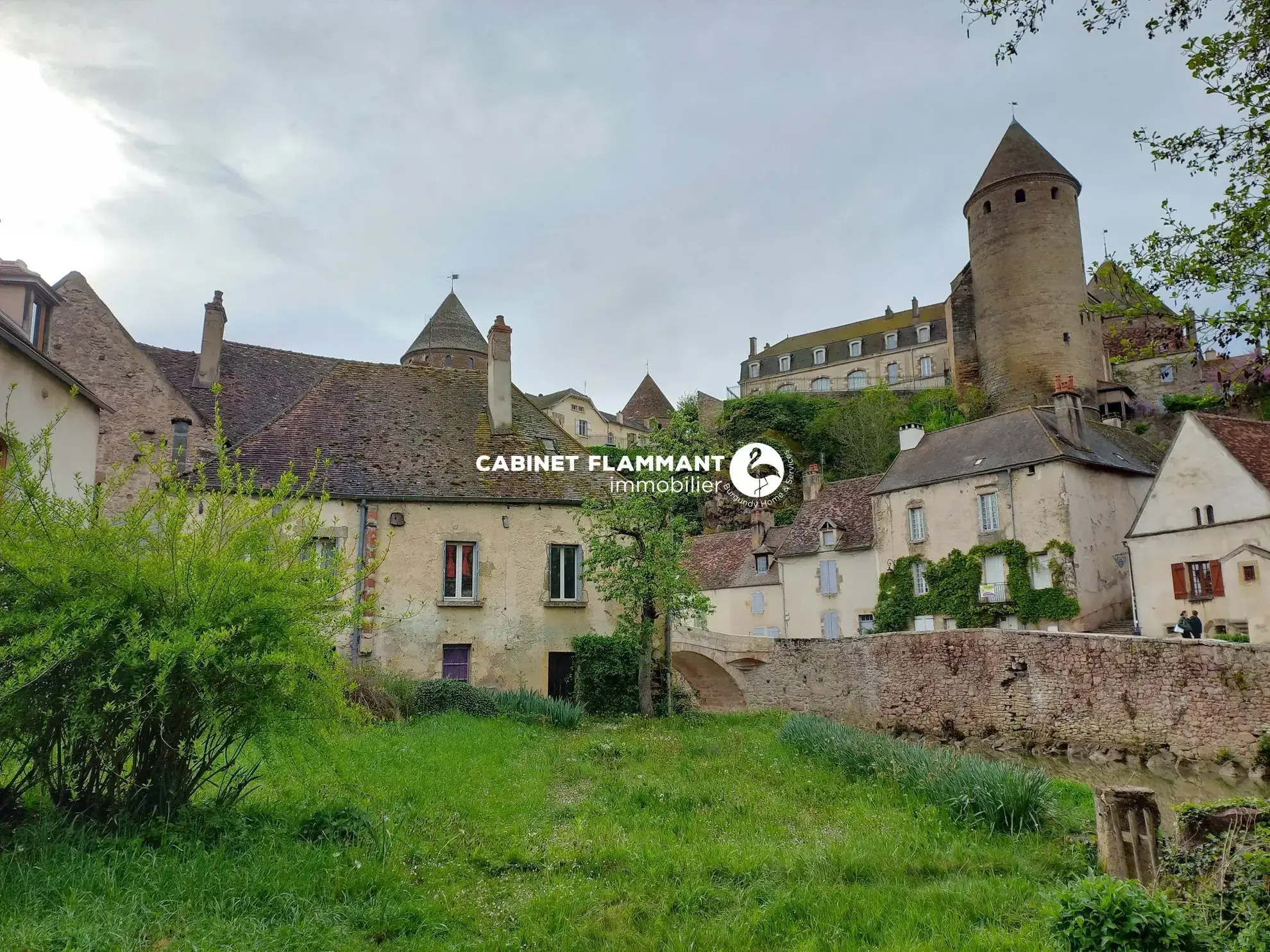 Maison ancienne avec vue imprenable et jardin à Semur-en-Auxois 
