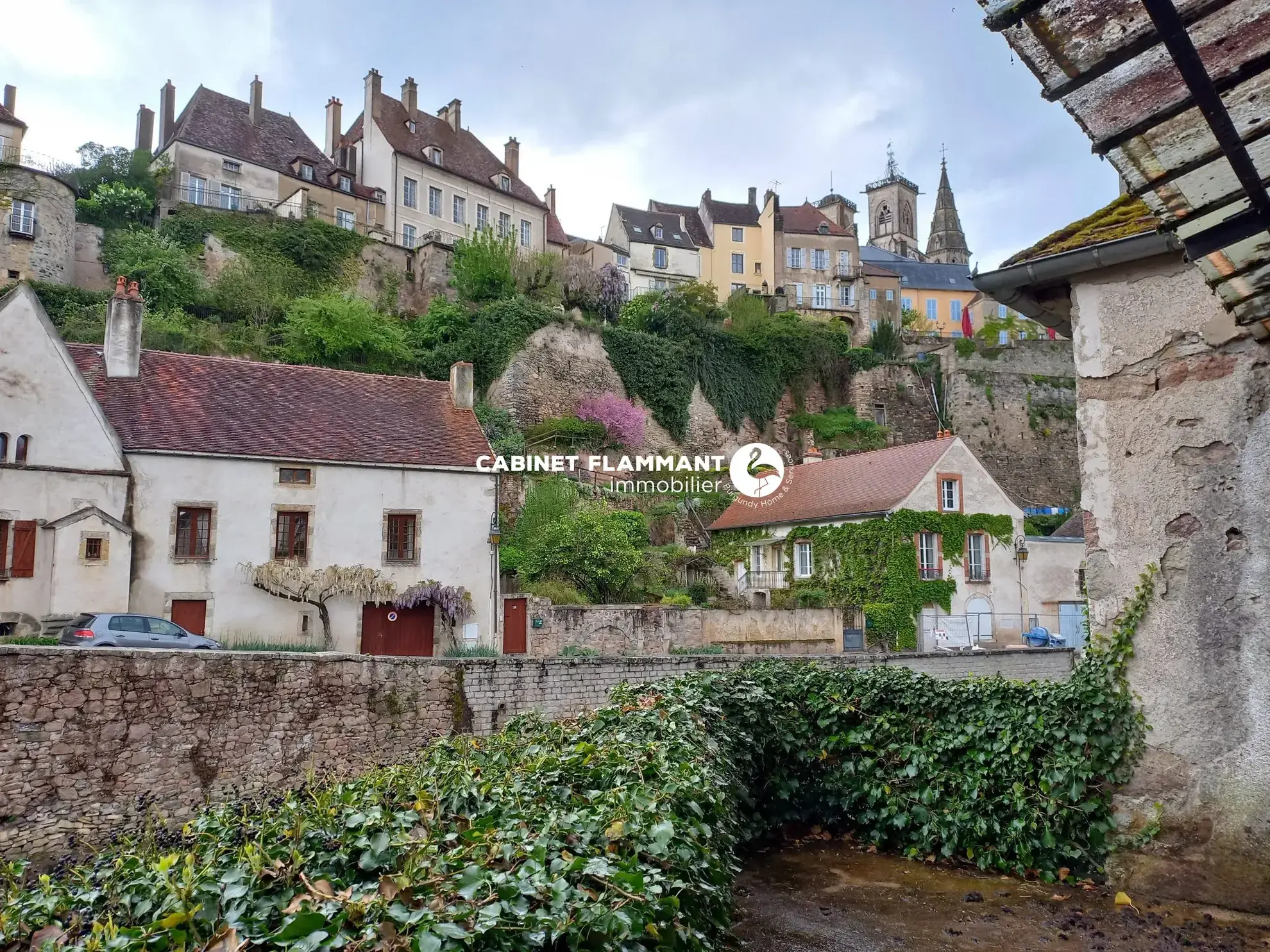 Maison ancienne avec vue imprenable et jardin à Semur-en-Auxois 