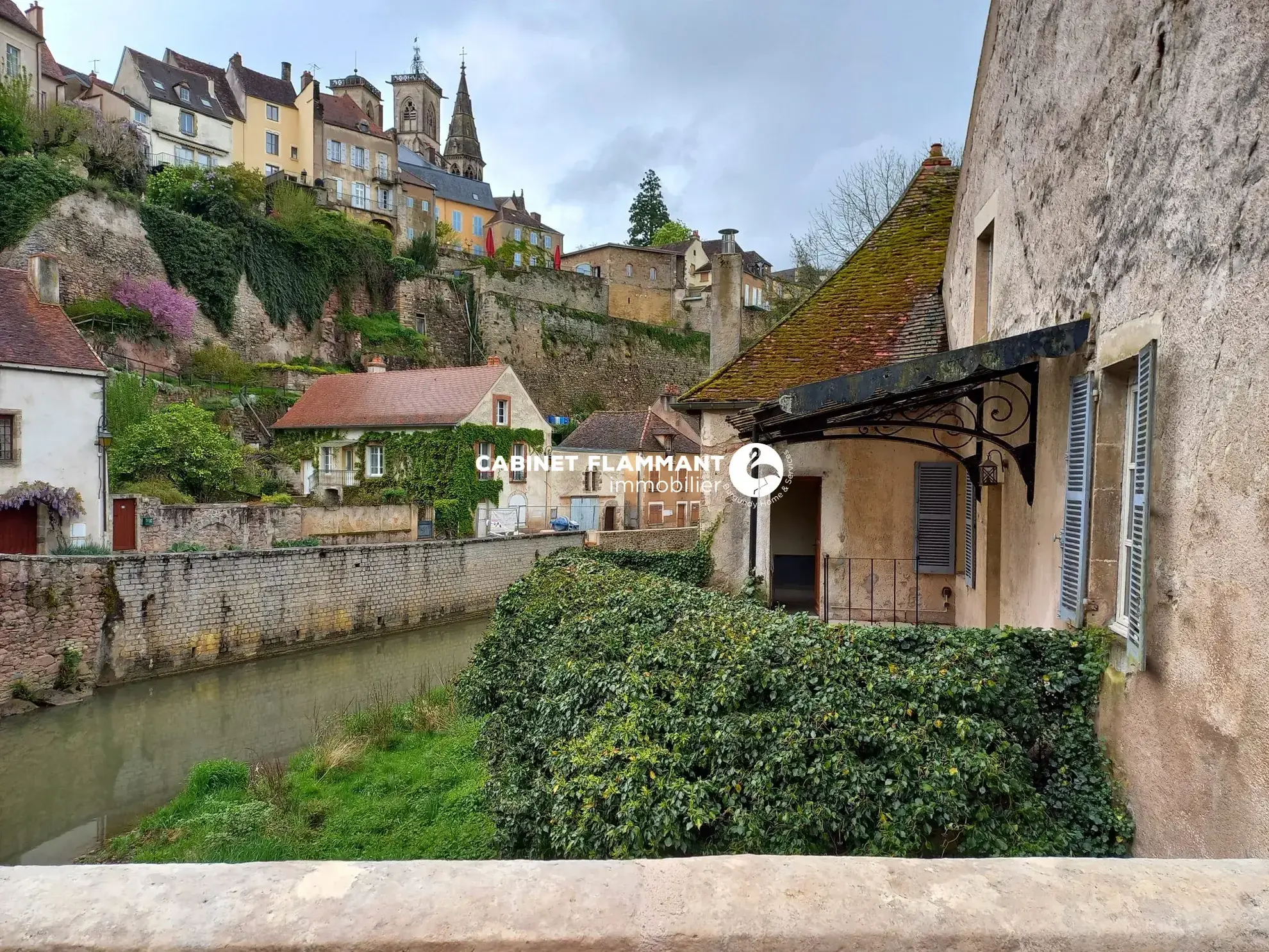 Maison ancienne avec vue imprenable et jardin à Semur-en-Auxois 