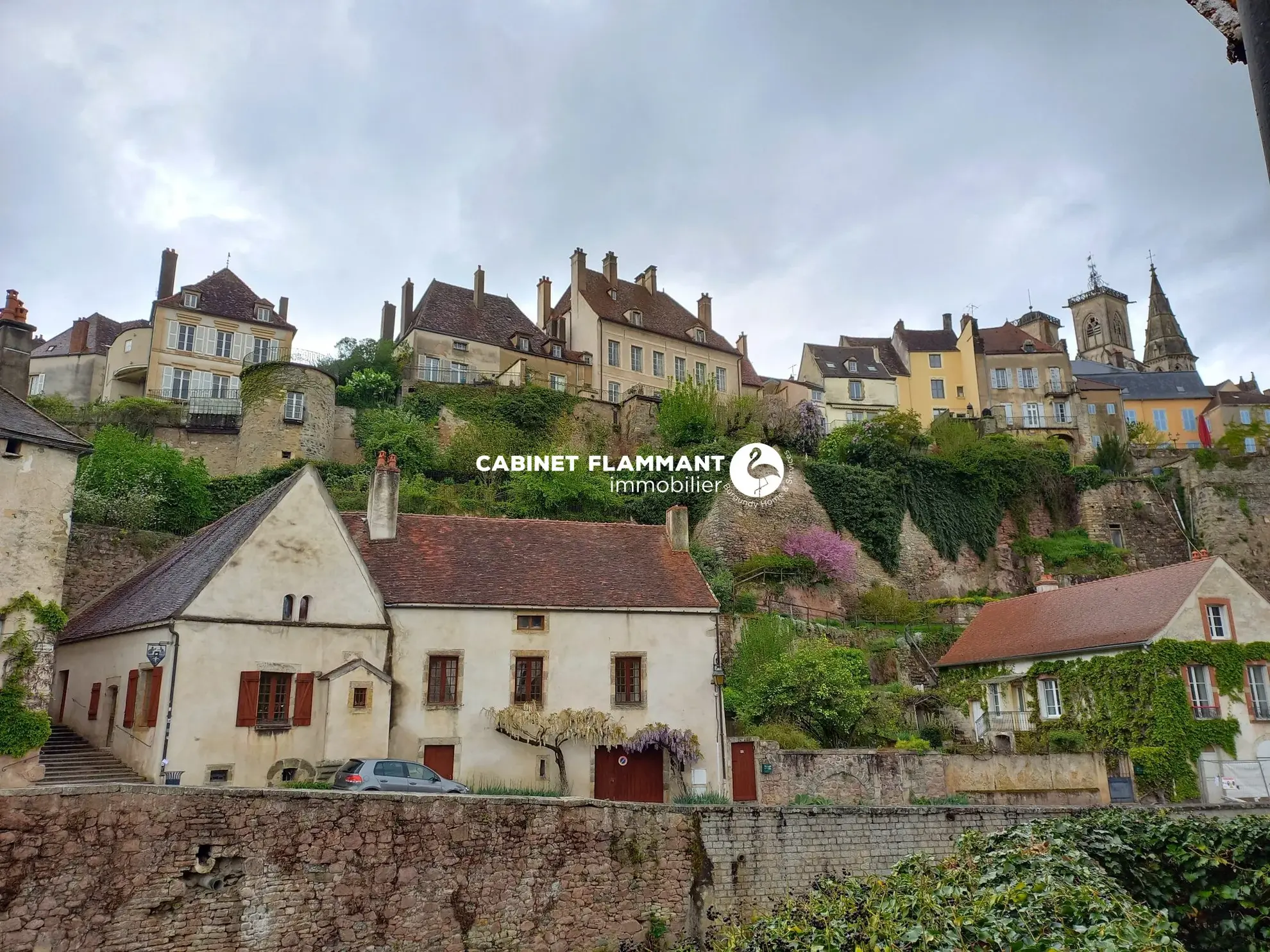 Maison ancienne avec vue imprenable et jardin à Semur-en-Auxois 
