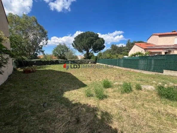 Terrain constructible de 417 m² à Laroques des Albères avec vue panoramique