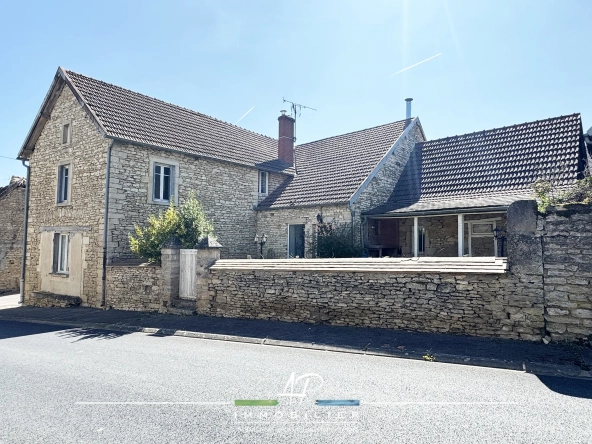 Petite maison en pierre avec terrasse et cave dans le village de Champagne-sur-Vingeanne