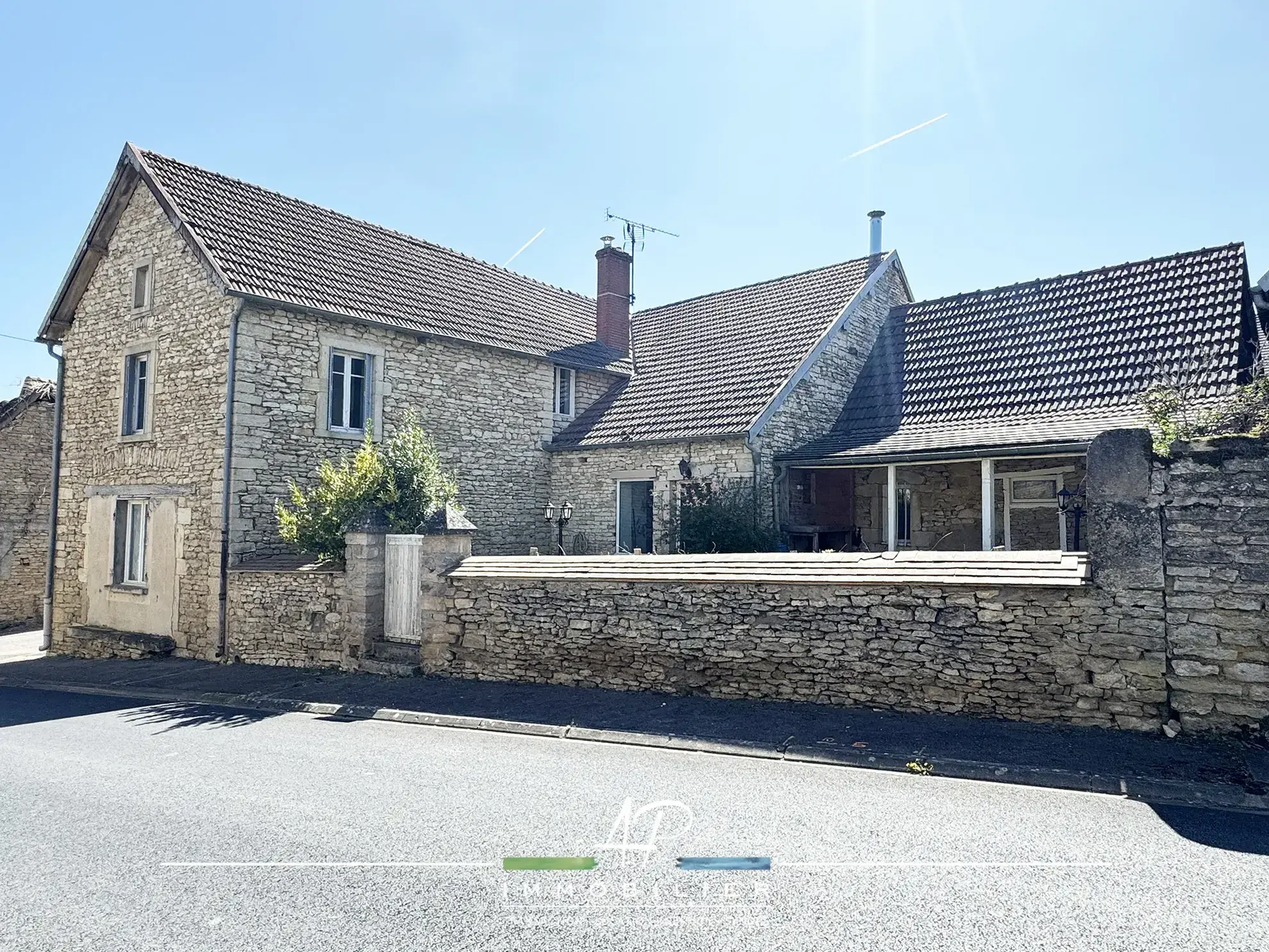 Petite maison en pierre avec terrasse et cave dans le village de Champagne-sur-Vingeanne 