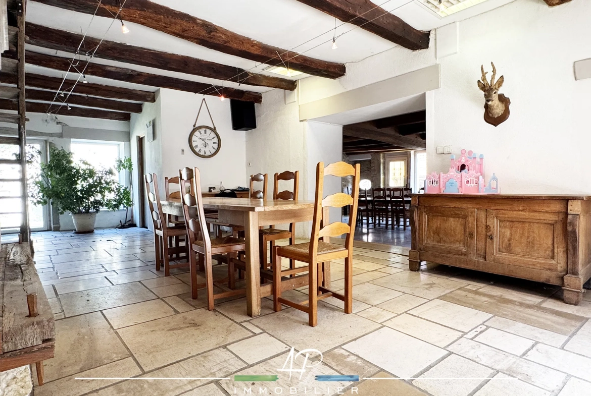 Petite maison en pierre avec terrasse et cave dans le village de Champagne-sur-Vingeanne 