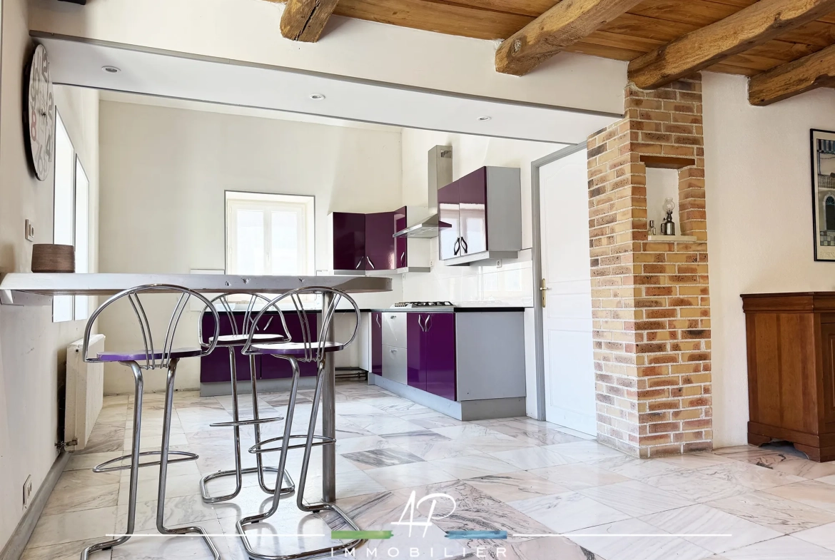Petite maison en pierre avec terrasse et cave dans le village de Champagne-sur-Vingeanne 