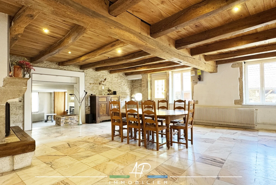 Petite maison en pierre avec terrasse et cave dans le village de Champagne-sur-Vingeanne 