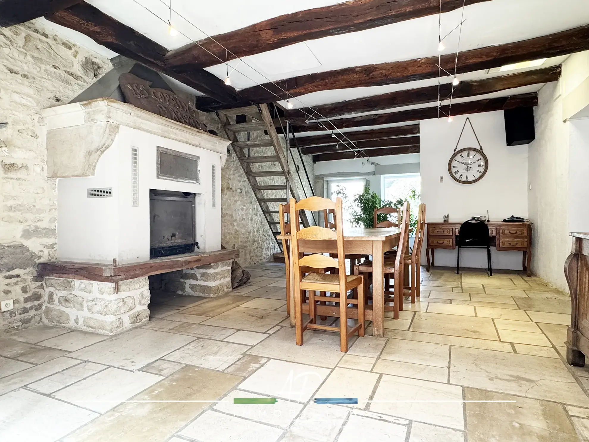 Petite maison en pierre avec terrasse et cave dans le village de Champagne-sur-Vingeanne 
