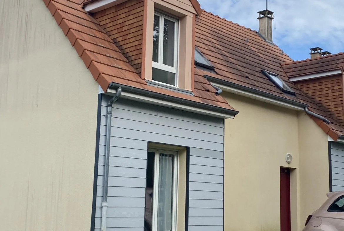 Maison jumelée à vendre à Mamers – 2 chambres, terrasse, parking 