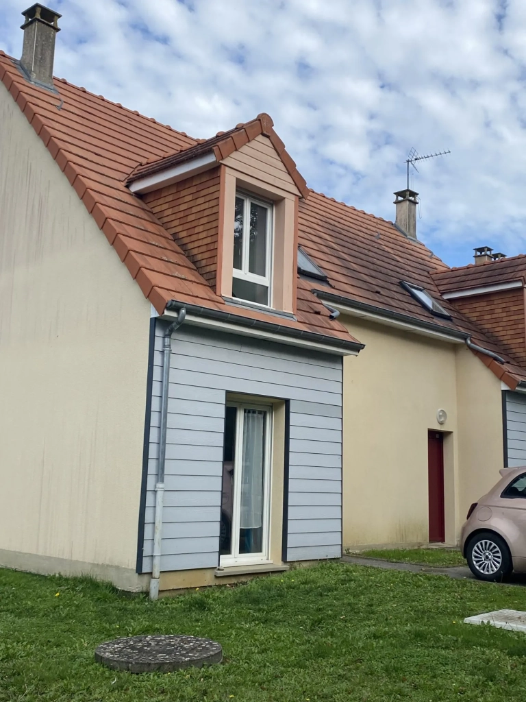 Maison jumelée à vendre à Mamers – 2 chambres, terrasse, parking