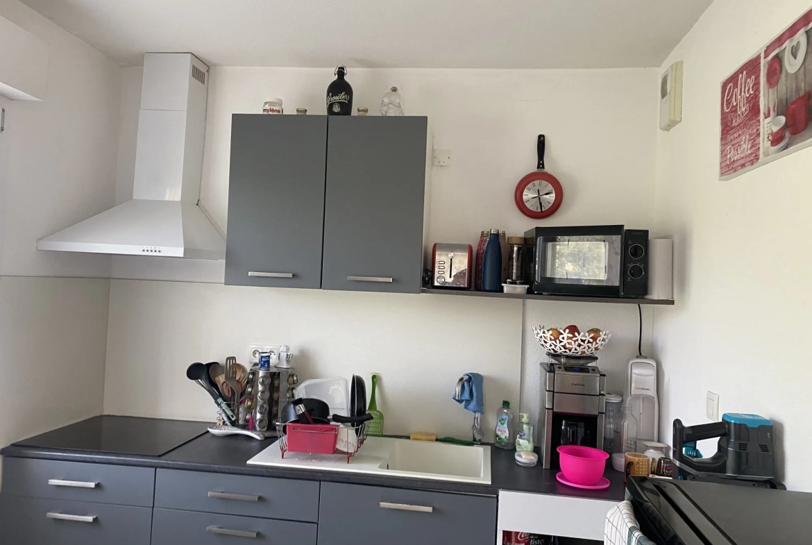 Maison jumelée à vendre à Mamers – 2 chambres, terrasse, parking 