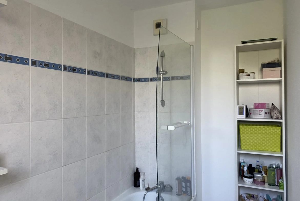 Maison jumelée à vendre à Mamers – 2 chambres, terrasse, parking 