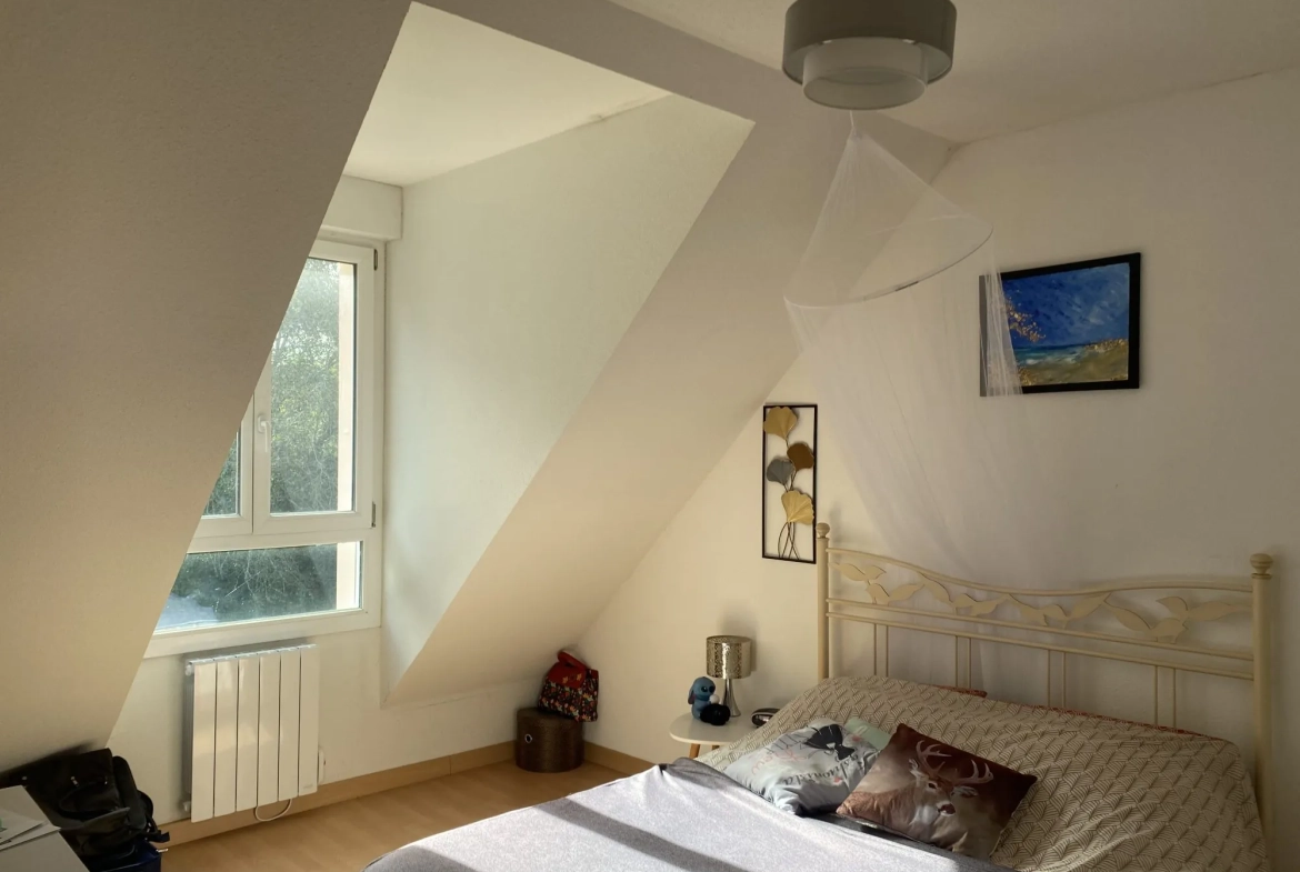 Maison jumelée à vendre à Mamers – 2 chambres, terrasse, parking 