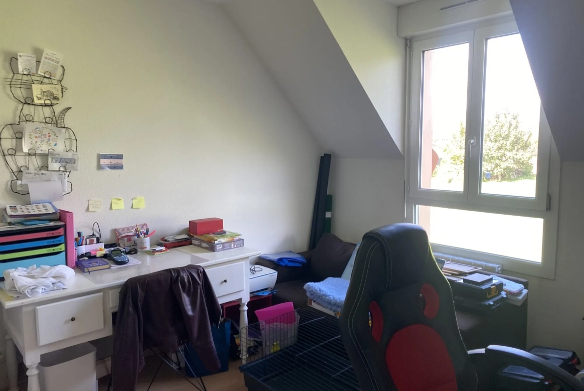 Maison jumelée à vendre à Mamers – 2 chambres, terrasse, parking 