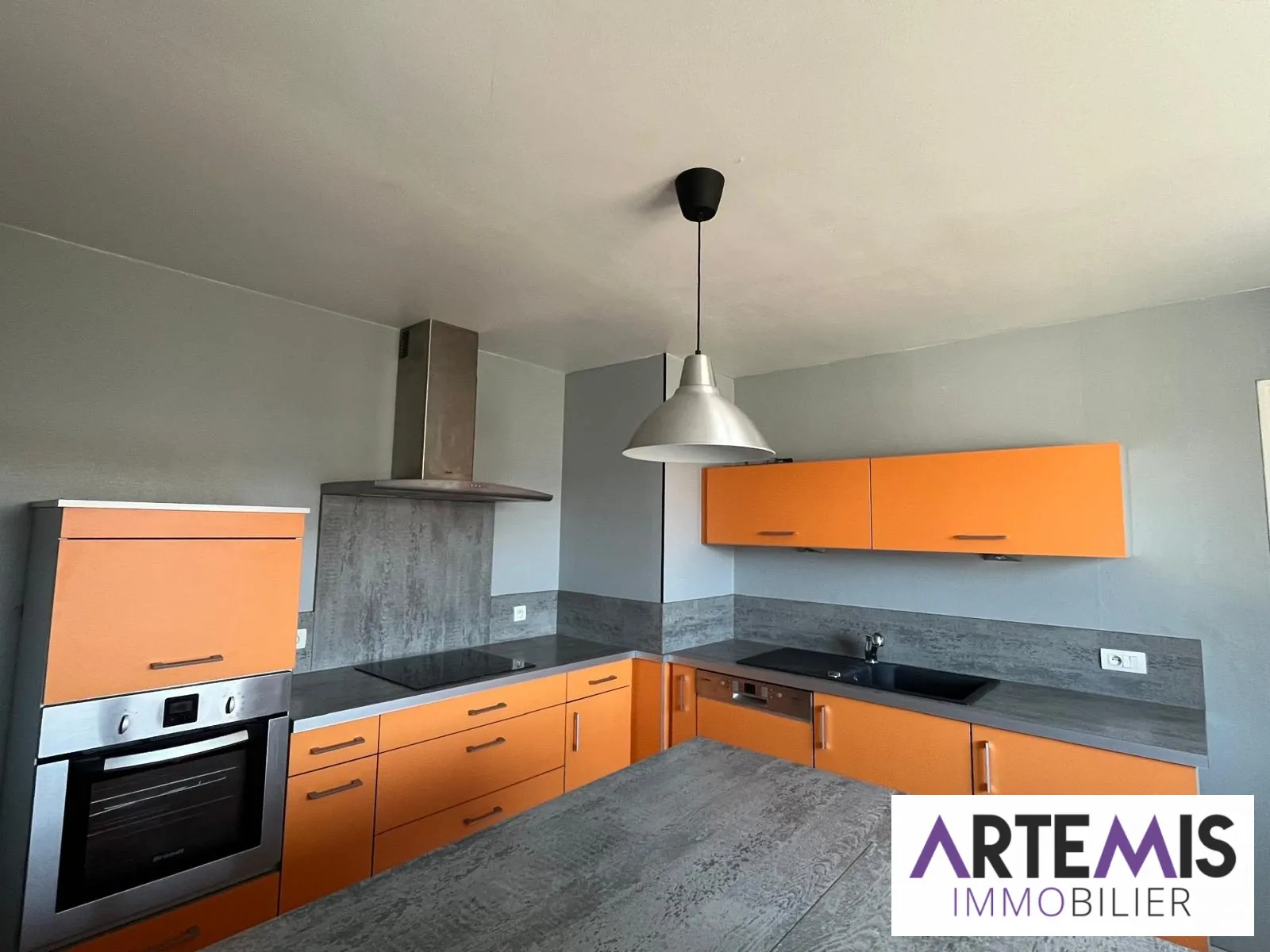 Bel appartement de plain-pied au centre de Saône avec garage et faibles charges 