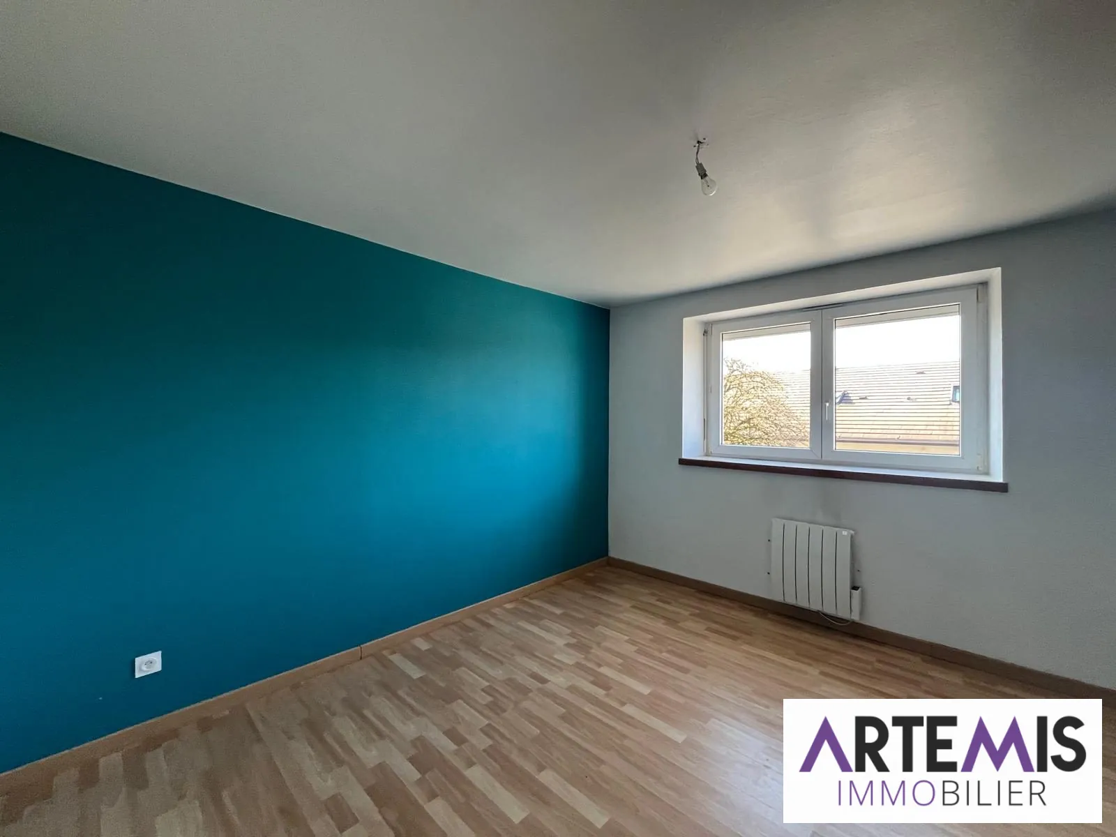 Bel appartement de plain-pied au centre de Saône avec garage et faibles charges 