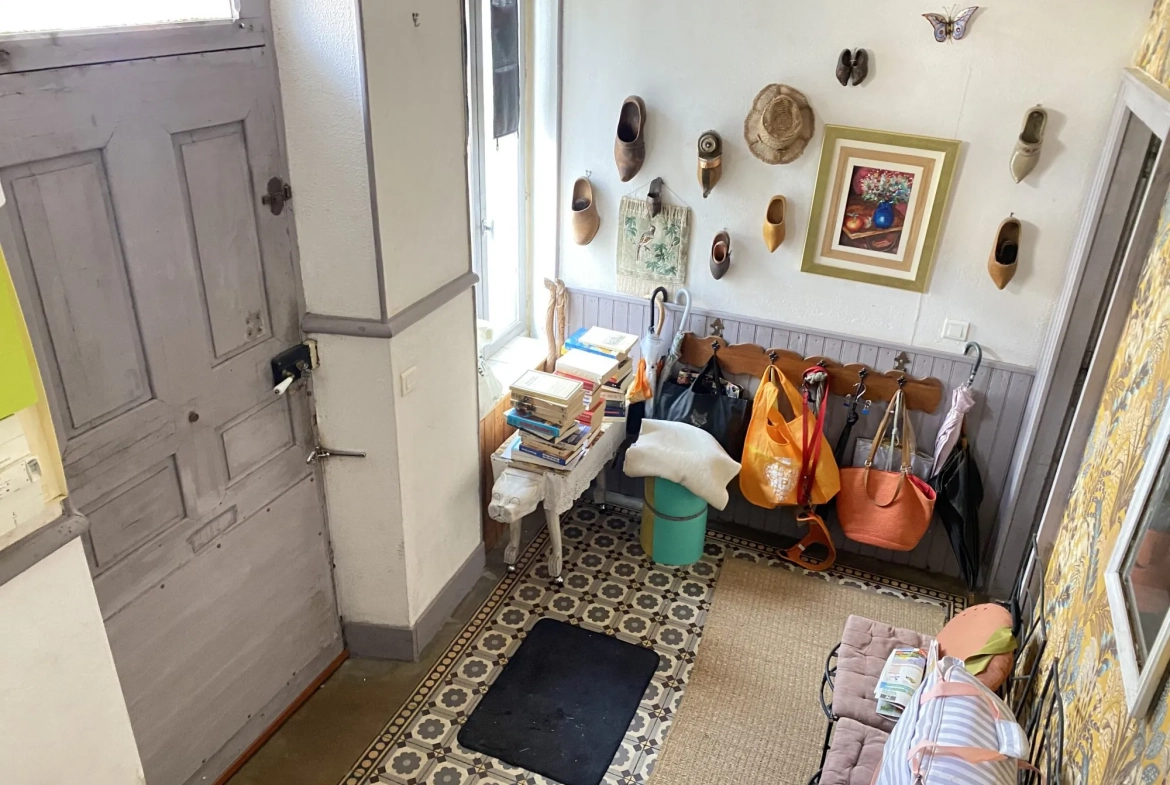Maison de ville à vendre à Courtenay avec deux logements, terrain de 509 m² 