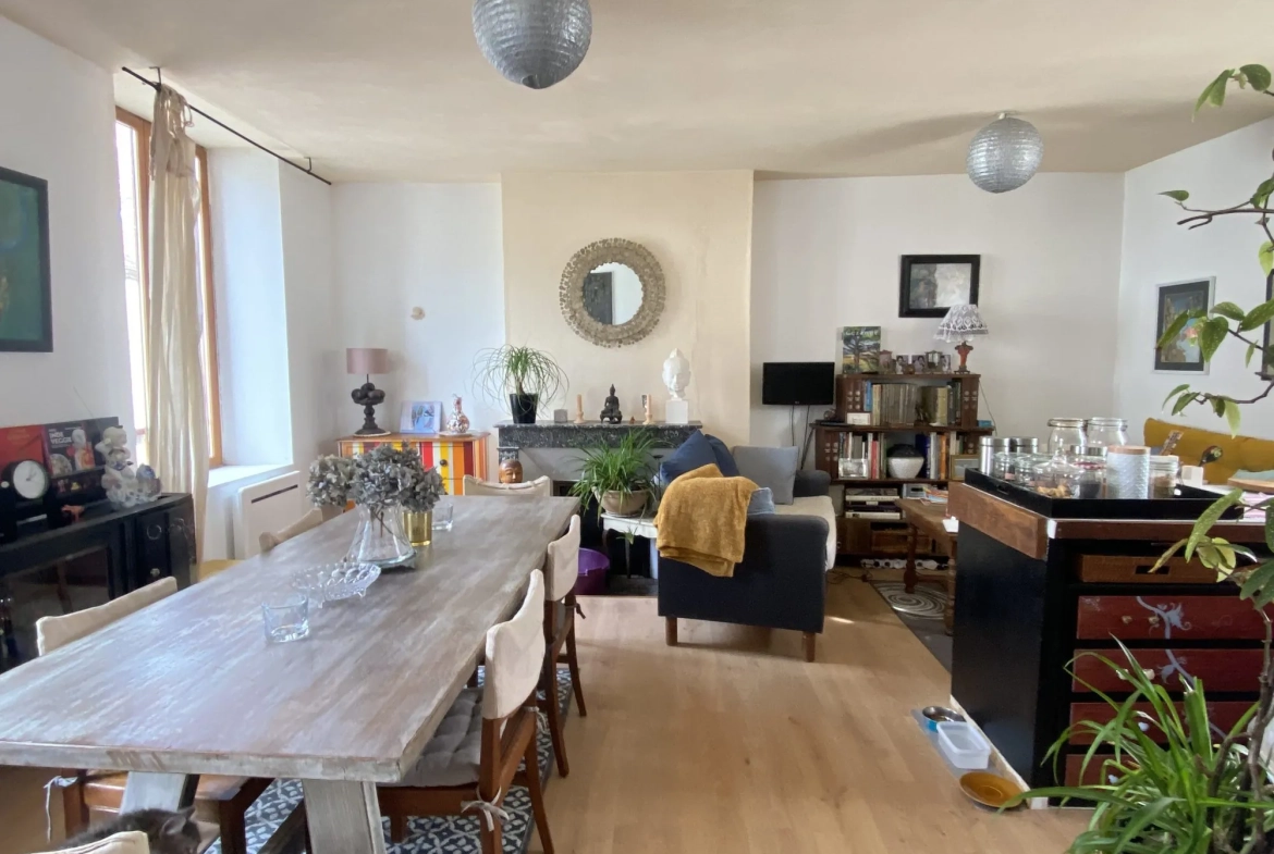 Maison de ville à vendre à Courtenay avec deux logements, terrain de 509 m² 