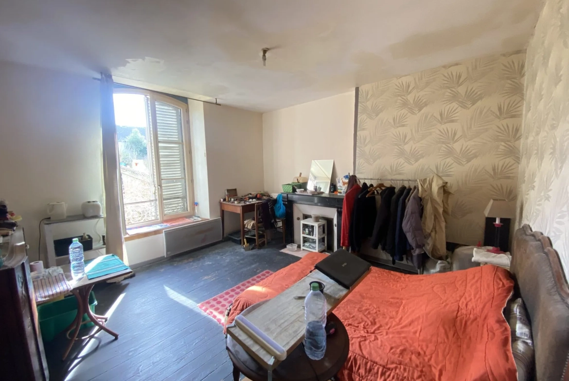 Maison de ville à vendre à Courtenay avec deux logements, terrain de 509 m² 