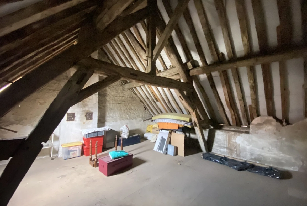 Maison de ville à vendre à Courtenay avec deux logements, terrain de 509 m² 