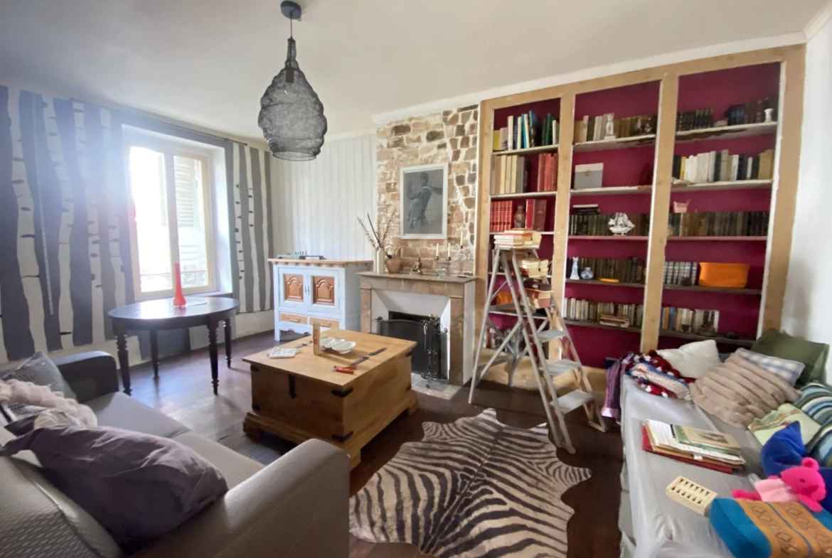 Maison de ville à vendre à Courtenay avec deux logements, terrain de 509 m² 