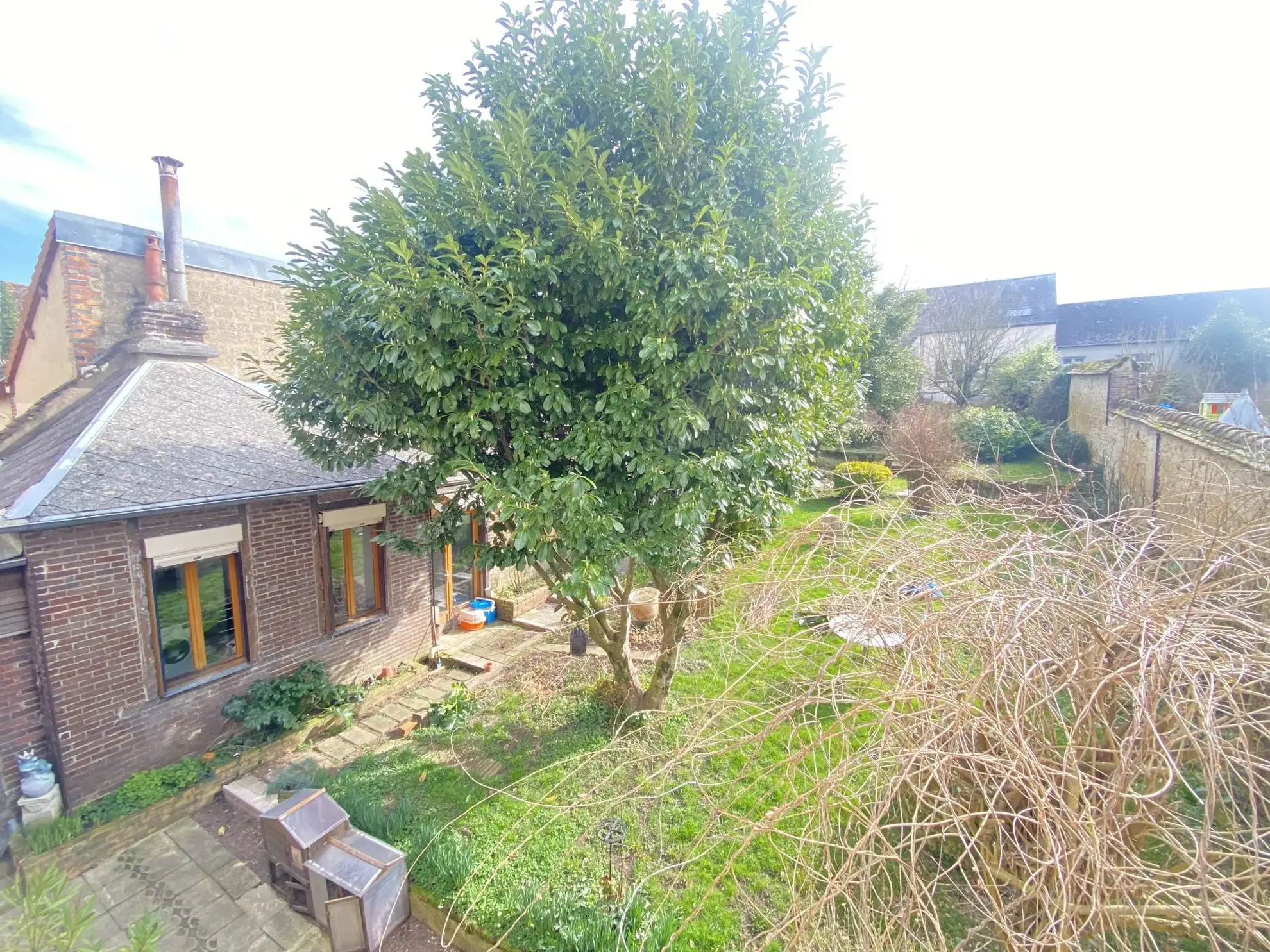 Maison de ville à vendre à Courtenay avec deux logements, terrain de 509 m² 