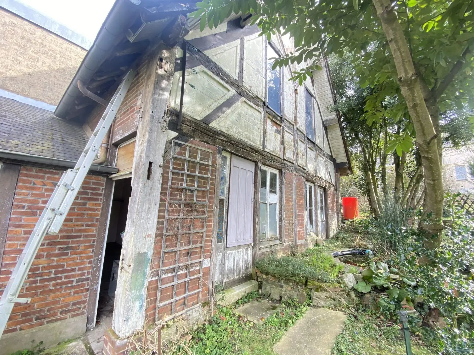 Maison de ville à vendre à Courtenay avec deux logements, terrain de 509 m² 